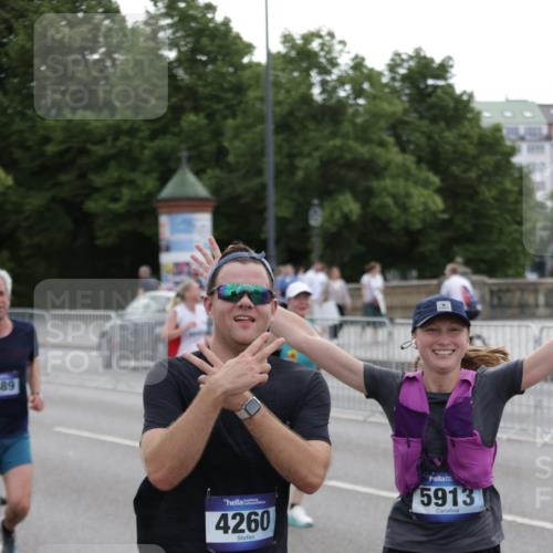 29.06.2025 - hella hamburg halbmarathon Jannik Wohlers http://msf.ph/oto/8308066 29.06.2025 10:38:18 Lombardsbrücke 56, 1390, 1721, 2576, 2660, 2693, 3216, 3323, 3726, 3927, 4028, 4259, 4260, 4316, 5617, 5684, 5913, 6695, 6696, 6875, 7148, 7263, 7371, 7561, 7692, 7849, 8367, 8583, 8635, 8747, 9004, 9455, 9708, 10604, 11059, 11635, 11697, 12028, 12072, 12075, 12577, 12722, 14096, 15755, 16181, 16346, 17250, 17333, 17478, 18050, 18471, 18504, 18709 meine-sportfotos.de