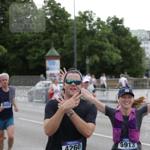 29.06.2025 - hella hamburg halbmarathon Jannik Wohlers http://msf.ph/oto/8308097 29.06.2025 10:38:18 Lombardsbrücke 56, 1390, 1721, 2576, 2660, 2693, 3216, 3323, 3726, 3927, 4028, 4259, 4260, 4316, 5617, 5684, 5913, 6695, 6696, 6875, 7148, 7263, 7371, 7561, 7692, 7849, 8367, 8583, 8635, 8747, 9004, 9455, 9708, 10604, 11059, 11635, 11697, 12028, 12072, 12075, 12577, 12722, 14096, 15755, 16181, 16346, 17250, 17333, 17478, 18050, 18471, 18504, 18709 meine-sportfotos.de