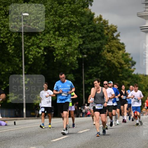 29.06.2025 - hella hamburg halbmarathon Dr. Thomas Lammeyer http://msf.ph/oto/8308135 29.06.2025 10:16:58 Kennedybrücke 1020, 1051, 1328, 2531, 2942, 3360, 4187, 4532, 4554, 5597, 5598, 6489, 7873, 8115, 8398, 8405, 9527, 10581 meine-sportfotos.de