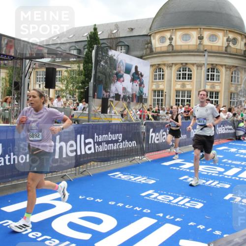 29.06.2025 - hella hamburg halbmarathon Michael Strokosch http://msf.ph/oto/8308154 29.06.2025 10:58:10 Ziel 1563, 1611, 2907, 3141, 4319, 4426, 6892, 8290, 10036, 10408, 11832, 12773, 13666, 15125, 15189 meine-sportfotos.de