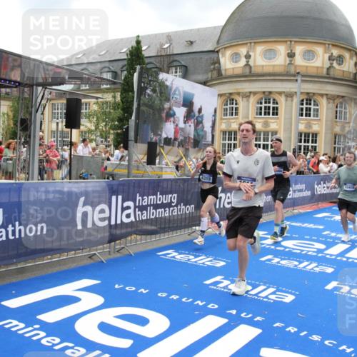 29.06.2025 - hella hamburg halbmarathon Michael Strokosch http://msf.ph/oto/8308165 29.06.2025 10:58:10 Ziel 1563, 1611, 2907, 3141, 4319, 4426, 6892, 8290, 10036, 10408, 11832, 12773, 13666, 15125, 15189 meine-sportfotos.de