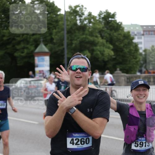 29.06.2025 - hella hamburg halbmarathon Jannik Wohlers http://msf.ph/oto/8308179 29.06.2025 10:38:18 Lombardsbrücke 56, 1390, 1721, 2576, 2660, 2693, 3216, 3323, 3726, 3927, 4028, 4259, 4260, 4316, 5617, 5684, 5913, 6695, 6696, 6875, 7148, 7263, 7371, 7561, 7692, 7849, 8367, 8583, 8635, 8747, 9004, 9455, 9708, 10604, 11059, 11635, 11697, 12028, 12072, 12075, 12577, 12722, 14096, 15755, 16181, 16346, 17250, 17333, 17478, 18050, 18471, 18504, 18709 meine-sportfotos.de