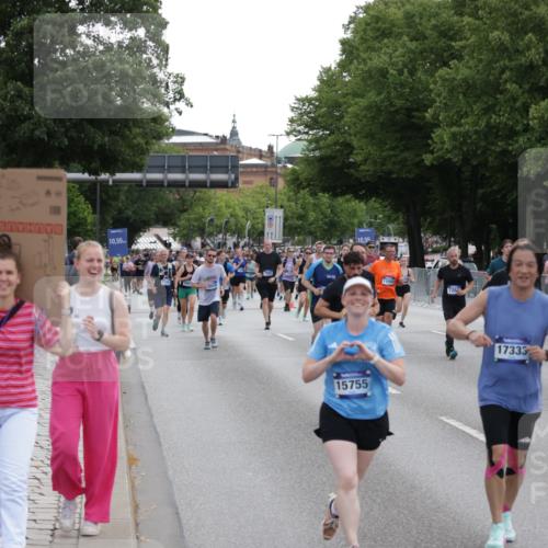 29.06.2025 - hella hamburg halbmarathon Jannik Wohlers http://msf.ph/oto/8308211 29.06.2025 10:38:19 Lombardsbrücke 56, 1232, 1390, 1721, 2576, 2660, 2693, 3216, 3323, 3726, 3927, 4028, 4259, 4260, 4316, 5617, 5684, 5913, 6695, 6696, 6875, 7148, 7263, 7371, 7561, 7849, 8367, 8583, 8635, 8747, 9004, 9455, 9708, 10554, 10604, 11059, 11635, 11697, 12028, 12072, 12075, 12577, 12722, 14096, 15755, 16181, 16346, 17250, 17333, 17478, 18050, 18471, 18504 meine-sportfotos.de