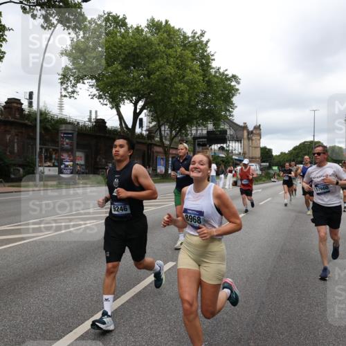 29.06.2025 - hella hamburg halbmarathon Yannick Fuchs http://msf.ph/oto/8308215 29.06.2025 10:50:29 20KM 1583, 1955, 2083, 2741, 3413, 3836, 4152, 4594, 4813, 5418, 5492, 5570, 6399, 6416, 6835, 7037, 7547, 8542, 8652, 8669, 8968, 8996, 9246, 9727, 9884, 9903, 9907, 9934, 10084, 10093, 10665, 11870, 12348, 12440, 12590, 12712, 13394, 13666, 13691, 13750, 14408, 14588, 14678, 14867, 15097, 15407, 15431, 15695, 16008, 16009, 16121, 16620, 16634, 16679, 17268, 17660, 17993, 18719, 18867, 18899, 19091 meine-sportfotos.de