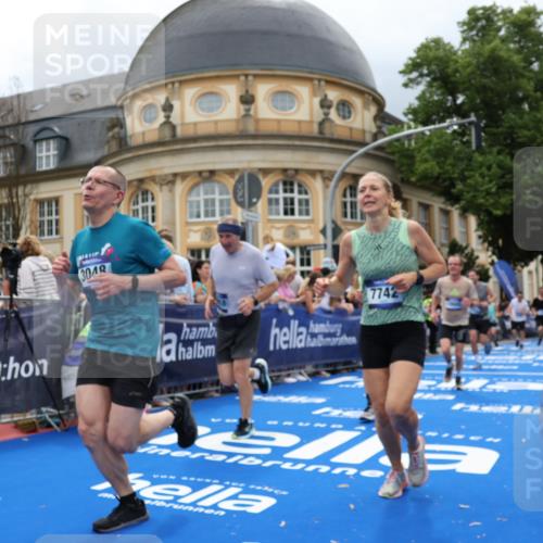 29.06.2025 - hella hamburg halbmarathon Strokosch-Dieckow http://msf.ph/oto/8308329 29.06.2025 10:56:27 Ziel 1583, 2083, 3048, 3413, 4029, 5672, 5721, 5744, 6399, 7742, 8542, 8652, 8863, 9562, 9622, 10093, 10665, 11231, 11309, 13863, 15300, 15407, 15818, 16257, 16261, 17268, 17734, 18746, 18835, 19120 meine-sportfotos.de