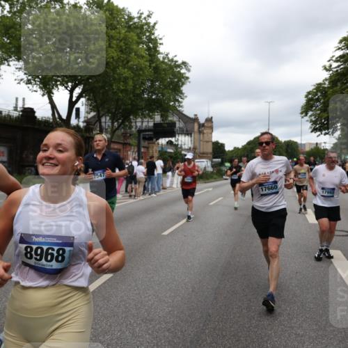 29.06.2025 - hella hamburg halbmarathon Yannick Fuchs http://msf.ph/oto/8308370 29.06.2025 10:50:29 20KM 1583, 1955, 2083, 2741, 3413, 3836, 4152, 4594, 4813, 5418, 5492, 5570, 6399, 6416, 6835, 7037, 7547, 8542, 8652, 8669, 8968, 8996, 9246, 9727, 9884, 9903, 9907, 9934, 10084, 10093, 10665, 11870, 12348, 12440, 12590, 12712, 13394, 13666, 13691, 13750, 14408, 14588, 14678, 14867, 15097, 15407, 15431, 15695, 16008, 16009, 16121, 16620, 16634, 16679, 17268, 17660, 17993, 18719, 18867, 18899, 19091 meine-sportfotos.de