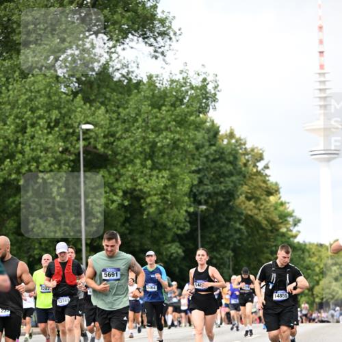 29.06.2025 - hella hamburg halbmarathon Dr. Thomas Lammeyer http://msf.ph/oto/8308426 29.06.2025 10:38:17 Kennedybrücke 1025, 1705, 1764, 1787, 2038, 2276, 2464, 2496, 2510, 2511, 2933, 3264, 3340, 3345, 3848, 4445, 4824, 4826, 4942, 5096, 5566, 5569, 5691, 6034, 6109, 6364, 6515, 6516, 6574, 6718, 6727, 7027, 7324, 7329, 7565, 7653, 7982, 8202, 8277, 8282, 8349, 8401, 9094, 9875, 10007, 10048, 10071, 10561, 10564, 11229, 11338, 11432 meine-sportfotos.de