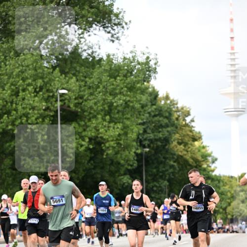 29.06.2025 - hella hamburg halbmarathon Dr. Thomas Lammeyer http://msf.ph/oto/8308440 29.06.2025 10:38:18 Kennedybrücke 1025, 1705, 1764, 1787, 2038, 2276, 2464, 2496, 2510, 2511, 2933, 3340, 3848, 4445, 4824, 4826, 4942, 5096, 5566, 5569, 5691, 6034, 6109, 6364, 6574, 6718, 6727, 7324, 7329, 7565, 7653, 7982, 8202, 8277, 8282, 9094, 9875, 10007, 10048, 10071, 10561, 10564, 11122, 11229, 11338, 11432 meine-sportfotos.de