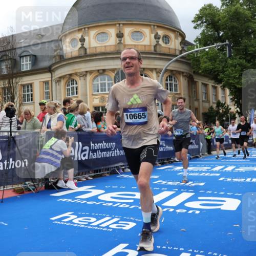 29.06.2025 - hella hamburg halbmarathon Strokosch-Dieckow http://msf.ph/oto/8308472 29.06.2025 10:56:29 Ziel 1583, 2083, 3048, 3413, 5721, 5744, 6399, 7037, 7742, 8311, 8542, 8652, 8863, 9562, 9622, 10093, 10665, 12509, 13863, 15145, 15407, 15818, 16257, 16261, 17268, 17734, 18746, 18835, 19120 meine-sportfotos.de