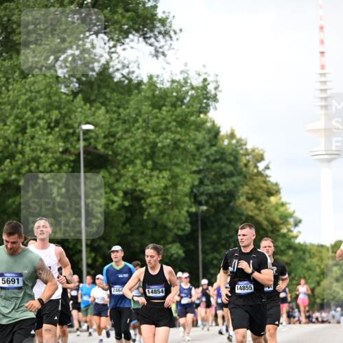 29.06.2025 - hella hamburg halbmarathon Dr. Thomas Lammeyer http://msf.ph/oto/8308513 29.06.2025 10:38:19 Kennedybrücke 1025, 1705, 1764, 1787, 2038, 2276, 2464, 2496, 2510, 2511, 2933, 3340, 3829, 4445, 4824, 4826, 4942, 5096, 5566, 5569, 5691, 6034, 6109, 6364, 6574, 6718, 6727, 7324, 7329, 7565, 7653, 7982, 8202, 8277, 8282, 9094, 9875, 10007, 10048, 10071, 10561, 10564, 11122, 11229, 11338, 11432 meine-sportfotos.de