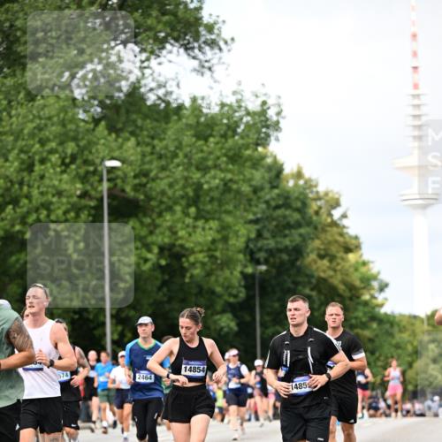 29.06.2025 - hella hamburg halbmarathon Dr. Thomas Lammeyer http://msf.ph/oto/8308554 29.06.2025 10:38:19 Kennedybrücke 1025, 1705, 1764, 1787, 2038, 2276, 2464, 2496, 2510, 2511, 2933, 3340, 3829, 4445, 4824, 4826, 4942, 5096, 5566, 5569, 5691, 6034, 6109, 6364, 6574, 6718, 6727, 7324, 7329, 7565, 7653, 7982, 8202, 8277, 8282, 9094, 9875, 10007, 10048, 10071, 10561, 10564, 11122, 11229, 11338, 11432 meine-sportfotos.de