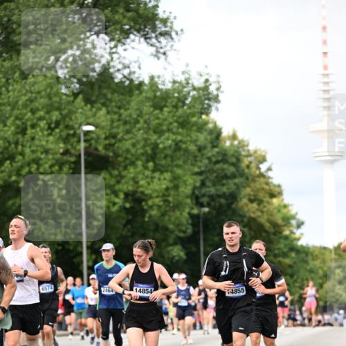 29.06.2025 - hella hamburg halbmarathon Dr. Thomas Lammeyer http://msf.ph/oto/8308569 29.06.2025 10:38:19 Kennedybrücke 1025, 1705, 1764, 1787, 2038, 2276, 2464, 2496, 2510, 2511, 2933, 3340, 3829, 4445, 4824, 4826, 4942, 5096, 5566, 5569, 5691, 6034, 6109, 6364, 6574, 6718, 6727, 7324, 7329, 7565, 7653, 7982, 8202, 8277, 8282, 9094, 9875, 10007, 10048, 10071, 10561, 10564, 11122, 11229, 11338, 11432 meine-sportfotos.de