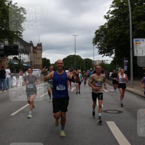29.06.2025 - hella hamburg halbmarathon Yannick Fuchs http://msf.ph/oto/8308609 29.06.2025 10:50:30 20KM 1583, 1955, 2083, 2741, 3413, 3836, 4152, 4594, 4813, 5418, 5492, 5570, 6399, 6416, 6835, 7037, 7547, 8393, 8542, 8652, 8669, 8968, 8996, 9246, 9727, 9884, 9903, 9907, 9934, 10084, 10093, 10665, 11212, 11870, 12348, 12440, 12590, 12712, 13394, 13666, 13691, 13750, 14408, 14588, 14678, 14867, 15097, 15407, 15431, 15695, 16008, 16009, 16121, 16620, 16634, 16679, 17268, 17660, 17993, 18208, 18719, 18867, 18899, 19091 meine-sportfotos.de
