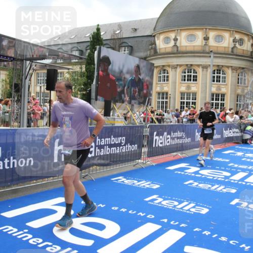 29.06.2025 - hella hamburg halbmarathon Michael Strokosch http://msf.ph/oto/8308620 29.06.2025 10:58:14 Ziel 1563, 2907, 4426, 6104, 8290, 10408, 13666, 14631, 15125, 15189, 18068 meine-sportfotos.de