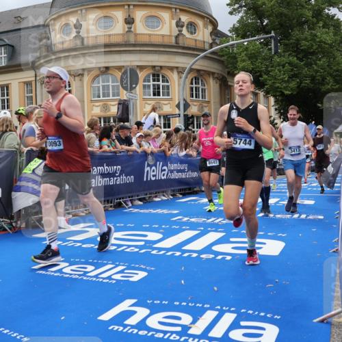 29.06.2025 - hella hamburg halbmarathon Strokosch-Dieckow http://msf.ph/oto/8308662 29.06.2025 10:56:34 Ziel 1583, 2083, 3413, 4152, 5721, 5744, 6399, 6416, 6759, 7037, 7646, 8311, 8542, 8652, 8744, 9488, 9562, 10093, 11083, 11870, 12509, 13863, 15145, 15407, 16257, 16261, 17259, 17268, 17734, 18340, 18746, 18835, 18899, 19120 meine-sportfotos.de