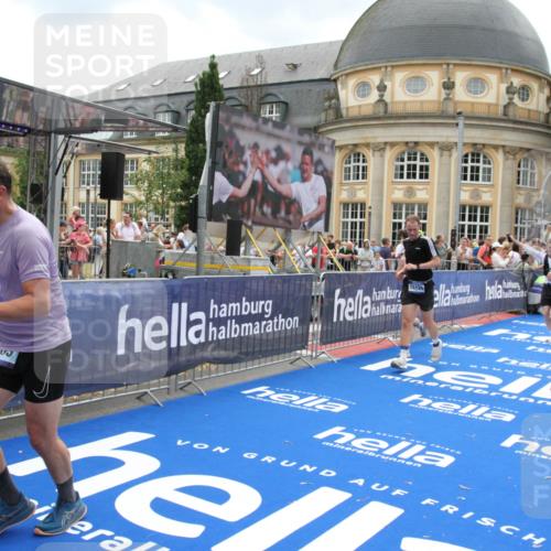 29.06.2025 - hella hamburg halbmarathon Michael Strokosch http://msf.ph/oto/8308670 29.06.2025 10:58:14 Ziel 1563, 2907, 4426, 6104, 8290, 10408, 13666, 14631, 15125, 15189, 18068 meine-sportfotos.de