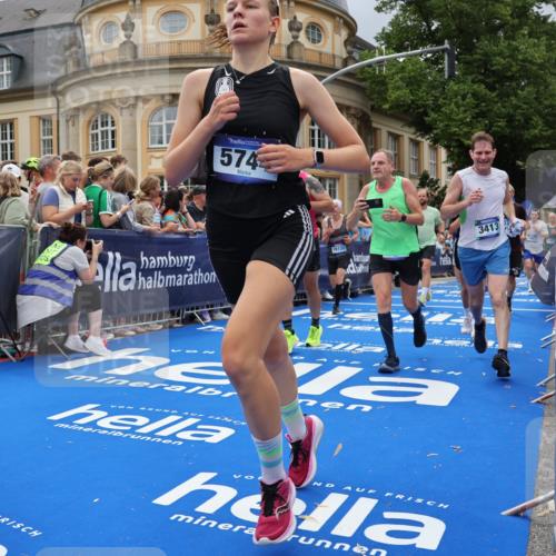 29.06.2025 - hella hamburg halbmarathon Strokosch-Dieckow http://msf.ph/oto/8308696 29.06.2025 10:56:35 Ziel 1583, 2083, 3413, 4152, 5721, 5744, 6399, 6416, 6759, 7037, 7646, 8311, 8542, 8652, 8744, 9488, 9562, 10093, 11083, 11870, 12509, 13863, 15145, 15407, 15712, 16043, 16121, 16257, 16261, 17259, 17268, 18340, 18746, 18835, 18899, 19120 meine-sportfotos.de