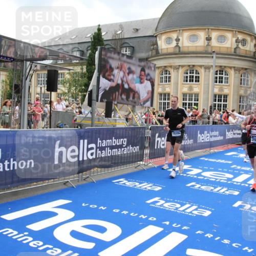 29.06.2025 - hella hamburg halbmarathon Michael Strokosch http://msf.ph/oto/8308726 29.06.2025 10:58:15 Ziel 1563, 2907, 4426, 6104, 8290, 14631, 15125, 15189, 18068 meine-sportfotos.de
