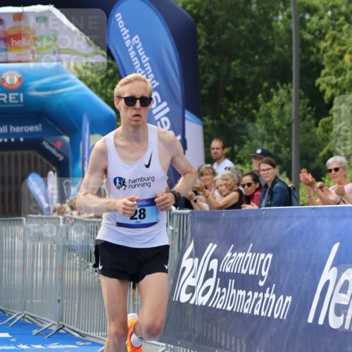 29.06.2025 - hella hamburg halbmarathon Strokosch-Dieckow http://msf.ph/oto/8308760 29.06.2025 10:12:39 Ziel 28 meine-sportfotos.de