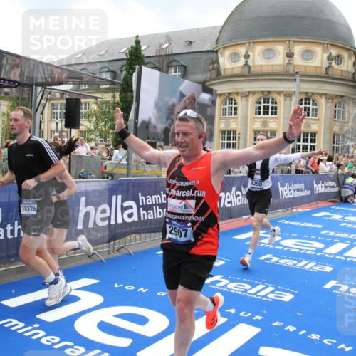 29.06.2025 - hella hamburg halbmarathon Michael Strokosch http://msf.ph/oto/8308831 29.06.2025 10:58:16 Ziel 1563, 2907, 4426, 4592, 6104, 8290, 9230, 14631, 15125, 18068 meine-sportfotos.de