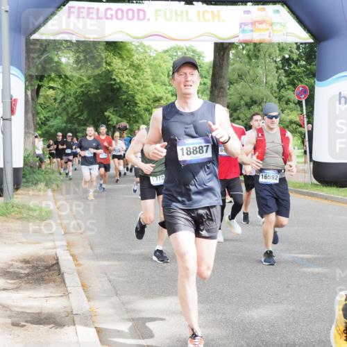 29.06.2025 - hella hamburg halbmarathon MichiJ http://msf.ph/oto/8308861 29.06.2025 10:35:51 Zwischen KM18-KM19 1884, 2708, 2839, 2869, 2953, 4324, 4553, 6009, 9348, 10000, 11211, 12549, 13183, 14797, 15735, 15784, 16592, 17007, 17172, 17915, 18430, 18887 meine-sportfotos.de