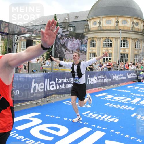 29.06.2025 - hella hamburg halbmarathon Michael Strokosch http://msf.ph/oto/8308878 29.06.2025 10:58:17 Ziel 1595, 2907, 4426, 4592, 6104, 8290, 9230, 11645, 14631, 15125, 18068 meine-sportfotos.de