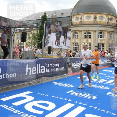 29.06.2025 - hella hamburg halbmarathon Michael Strokosch http://msf.ph/oto/8309105 29.06.2025 10:58:19 Ziel 1595, 4426, 4592, 4708, 6104, 6147, 8290, 9230, 11645, 14631, 18068 meine-sportfotos.de