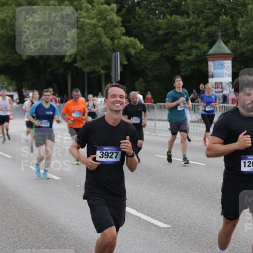 29.06.2025 - hella hamburg halbmarathon Jannik Wohlers http://msf.ph/oto/8309127 29.06.2025 10:38:23 Lombardsbrücke 56, 1232, 1390, 1451, 2576, 2660, 2693, 3307, 3323, 3726, 3927, 4028, 4257, 4259, 4260, 4316, 4320, 4964, 5913, 6695, 6696, 6875, 7148, 7263, 7849, 8367, 8583, 8747, 9004, 9455, 9708, 10554, 10604, 11059, 11635, 11697, 12028, 12072, 12075, 12722, 14557, 14558, 15755, 16181, 16346, 17250, 17333, 18050, 18471, 18504 meine-sportfotos.de
