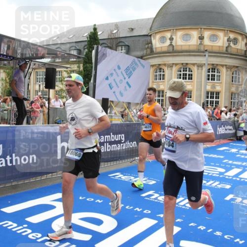 29.06.2025 - hella hamburg halbmarathon Michael Strokosch http://msf.ph/oto/8309172 29.06.2025 10:58:20 Ziel 1595, 4592, 4708, 6104, 6147, 9230, 9485, 11645, 14631, 15434, 18068 meine-sportfotos.de