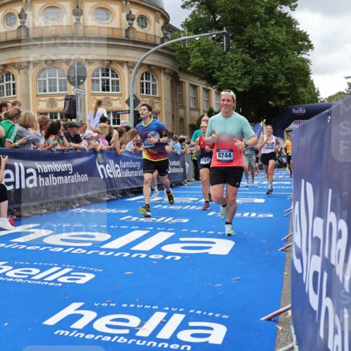 29.06.2025 - hella hamburg halbmarathon Strokosch-Dieckow http://msf.ph/oto/8309183 29.06.2025 10:56:41 Ziel 2083, 2378, 3836, 4152, 5721, 6416, 6759, 7037, 7646, 8311, 8744, 8825, 8996, 9488, 11083, 11870, 12509, 13816, 13863, 14369, 14461, 15134, 15145, 15431, 15712, 16008, 16009, 16043, 16121, 17133, 17259, 18340, 18634, 18899, 19120 meine-sportfotos.de