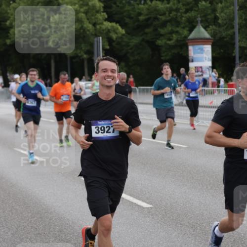 29.06.2025 - hella hamburg halbmarathon Jannik Wohlers http://msf.ph/oto/8309193 29.06.2025 10:38:23 Lombardsbrücke 56, 1232, 1390, 1451, 2576, 2660, 2693, 3307, 3323, 3726, 3927, 4028, 4257, 4259, 4260, 4316, 4320, 4964, 5913, 6695, 6696, 6875, 7148, 7263, 7849, 8367, 8583, 8747, 9004, 9455, 9708, 10554, 10604, 11059, 11635, 11697, 12028, 12072, 12075, 12722, 14557, 14558, 15755, 16181, 16346, 17250, 17333, 18050, 18471, 18504 meine-sportfotos.de