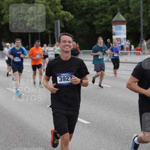 29.06.2025 - hella hamburg halbmarathon Jannik Wohlers http://msf.ph/oto/8309235 29.06.2025 10:38:23 Lombardsbrücke 56, 1232, 1390, 1451, 2576, 2660, 2693, 3307, 3323, 3726, 3927, 4028, 4257, 4259, 4260, 4316, 4320, 4964, 5913, 6695, 6696, 6875, 7148, 7263, 7849, 8367, 8583, 8747, 9004, 9455, 9708, 10554, 10604, 11059, 11635, 11697, 12028, 12072, 12075, 12722, 14557, 14558, 15755, 16181, 16346, 17250, 17333, 18050, 18471, 18504 meine-sportfotos.de