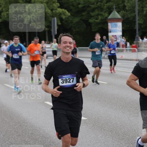 29.06.2025 - hella hamburg halbmarathon Jannik Wohlers http://msf.ph/oto/8309273 29.06.2025 10:38:23 Lombardsbrücke 56, 1232, 1390, 1451, 2576, 2660, 2693, 3307, 3323, 3726, 3927, 4028, 4257, 4259, 4260, 4316, 4320, 4964, 5913, 6695, 6696, 6875, 7148, 7263, 7849, 8367, 8583, 8747, 9004, 9455, 9708, 10554, 10604, 11059, 11635, 11697, 12028, 12072, 12075, 12722, 14557, 14558, 15755, 16181, 16346, 17250, 17333, 18050, 18471, 18504 meine-sportfotos.de