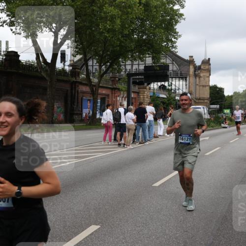 29.06.2025 - hella hamburg halbmarathon Yannick Fuchs http://msf.ph/oto/8309367 29.06.2025 10:50:32 20KM 1583, 1955, 2083, 2741, 3413, 3836, 4152, 5418, 5492, 5570, 6399, 6416, 6835, 7037, 7547, 7716, 8393, 8542, 8652, 8669, 8968, 8996, 9246, 9488, 9727, 9884, 9903, 9907, 9934, 10084, 10093, 10665, 11083, 11212, 12348, 12440, 12523, 12590, 12712, 13394, 13666, 13691, 13750, 14139, 14408, 14588, 14678, 14867, 15097, 15407, 15431, 15695, 16121, 16620, 16634, 16679, 17268, 17660, 17993, 18208, 18652, 18719, 18867, 18899, 19091 meine-sportfotos.de