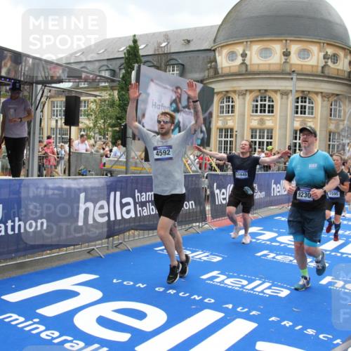 29.06.2025 - hella hamburg halbmarathon Michael Strokosch http://msf.ph/oto/8309426 29.06.2025 10:58:23 Ziel 1595, 4550, 4592, 4708, 6138, 6147, 9230, 9485, 11645, 14631, 15434, 18266 meine-sportfotos.de
