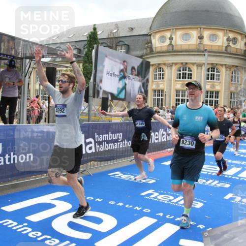 29.06.2025 - hella hamburg halbmarathon Michael Strokosch http://msf.ph/oto/8309465 29.06.2025 10:58:23 Ziel 1595, 4550, 4592, 4708, 6138, 6147, 9230, 9485, 11645, 14631, 15434, 18266 meine-sportfotos.de