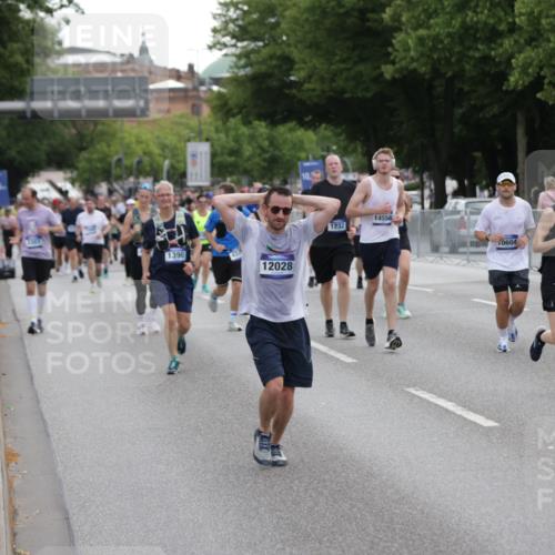 29.06.2025 - hella hamburg halbmarathon Jannik Wohlers http://msf.ph/oto/8309494 29.06.2025 10:38:25 Lombardsbrücke 56, 1232, 1390, 1451, 2524, 2534, 2693, 3307, 3323, 3726, 3927, 4028, 4257, 4259, 4260, 4316, 4320, 4964, 5913, 6695, 6696, 6875, 7263, 7849, 8367, 8583, 8747, 8783, 9455, 9708, 10554, 10604, 11059, 11635, 11697, 12028, 12072, 12075, 12722, 14557, 14558, 15755, 16181, 16346, 16388, 17333, 18050, 18504 meine-sportfotos.de
