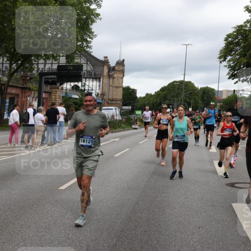 29.06.2025 - hella hamburg halbmarathon Yannick Fuchs http://msf.ph/oto/8309517 29.06.2025 10:50:32 20KM 1583, 1955, 2083, 2741, 3413, 3836, 4152, 5418, 5492, 5570, 6399, 6416, 6835, 7037, 7547, 7716, 8393, 8542, 8652, 8669, 8968, 8996, 9246, 9488, 9727, 9884, 9903, 9907, 9934, 10084, 10093, 10665, 11083, 11212, 12348, 12440, 12523, 12590, 12712, 13394, 13666, 13691, 13750, 14139, 14408, 14588, 14678, 14867, 15097, 15407, 15431, 15695, 16121, 16620, 16634, 16679, 17268, 17660, 17993, 18208, 18652, 18719, 18867, 18899, 19091 meine-sportfotos.de
