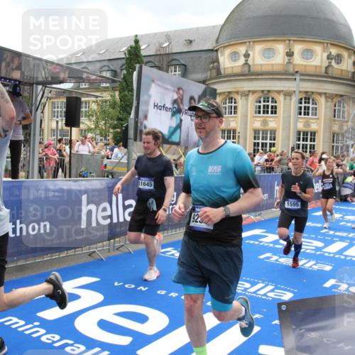 29.06.2025 - hella hamburg halbmarathon Michael Strokosch http://msf.ph/oto/8309555 29.06.2025 10:58:23 Ziel 1595, 4550, 4592, 4708, 6138, 6147, 9230, 9485, 11645, 14631, 15434, 18266 meine-sportfotos.de