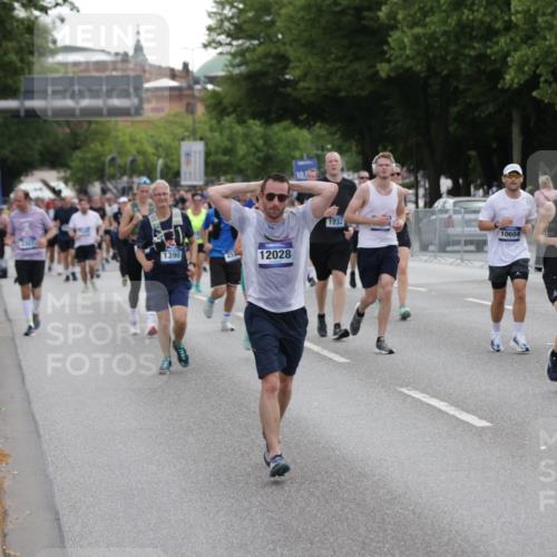 29.06.2025 - hella hamburg halbmarathon Jannik Wohlers http://msf.ph/oto/8309568 29.06.2025 10:38:25 Lombardsbrücke 56, 1232, 1390, 1451, 2524, 2534, 2693, 3307, 3323, 3726, 3927, 4028, 4257, 4259, 4260, 4316, 4320, 4964, 5913, 6695, 6696, 6875, 7263, 7849, 8367, 8583, 8747, 8783, 9455, 9708, 10554, 10604, 11059, 11635, 11697, 12028, 12072, 12075, 12722, 14557, 14558, 15755, 16181, 16346, 16388, 17333, 18050, 18504 meine-sportfotos.de