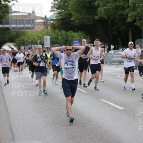 29.06.2025 - hella hamburg halbmarathon Jannik Wohlers http://msf.ph/oto/8309615 29.06.2025 10:38:25 Lombardsbrücke 56, 1232, 1390, 1451, 2524, 2534, 2693, 3307, 3323, 3726, 3927, 4028, 4257, 4259, 4260, 4316, 4320, 4964, 5913, 6695, 6696, 6875, 7263, 7849, 8367, 8583, 8747, 8783, 9455, 9708, 10554, 10604, 11059, 11635, 11697, 12028, 12072, 12075, 12722, 14557, 14558, 15755, 16181, 16346, 16388, 17333, 18050, 18504 meine-sportfotos.de