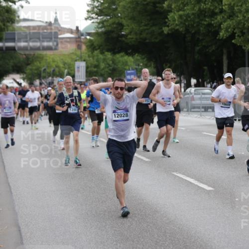 29.06.2025 - hella hamburg halbmarathon Jannik Wohlers http://msf.ph/oto/8309639 29.06.2025 10:38:25 Lombardsbrücke 56, 1232, 1390, 1451, 2524, 2534, 2693, 3307, 3323, 3726, 3927, 4028, 4257, 4259, 4260, 4316, 4320, 4964, 5913, 6695, 6696, 6875, 7263, 7849, 8367, 8583, 8747, 8783, 9455, 9708, 10554, 10604, 11059, 11635, 11697, 12028, 12072, 12075, 12722, 14557, 14558, 15755, 16181, 16346, 16388, 17333, 18050, 18504 meine-sportfotos.de