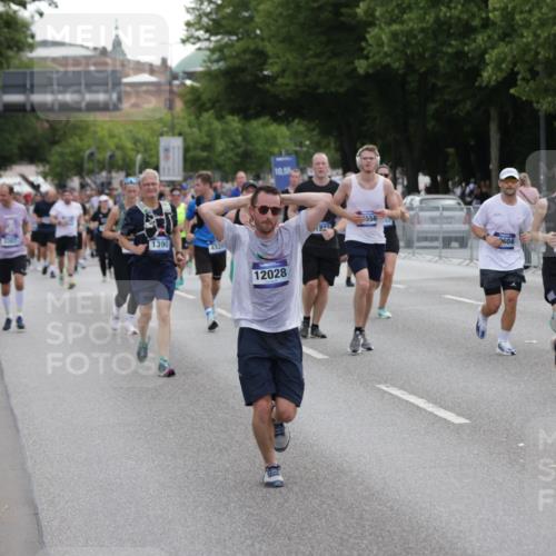 29.06.2025 - hella hamburg halbmarathon Jannik Wohlers http://msf.ph/oto/8309697 29.06.2025 10:38:25 Lombardsbrücke 56, 1232, 1390, 1451, 2524, 2534, 2693, 3307, 3323, 3726, 3927, 4028, 4257, 4259, 4260, 4316, 4320, 4964, 5913, 6695, 6696, 6875, 7263, 7849, 8367, 8583, 8747, 8783, 9455, 9708, 10554, 10604, 11059, 11635, 11697, 12028, 12072, 12075, 12722, 14557, 14558, 15755, 16181, 16346, 16388, 17333, 18050, 18504 meine-sportfotos.de