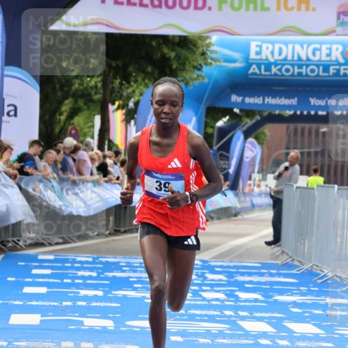 29.06.2025 - hella hamburg halbmarathon Strokosch-Dieckow http://msf.ph/oto/8309739 29.06.2025 10:12:21 Ziel 39, 47 meine-sportfotos.de