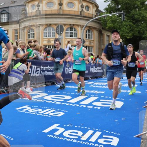 29.06.2025 - hella hamburg halbmarathon Strokosch-Dieckow http://msf.ph/oto/8309752 29.06.2025 10:56:47 Ziel 1955, 2378, 2741, 3836, 5418, 6835, 7646, 7716, 8825, 8996, 9488, 11870, 13816, 14369, 14461, 15134, 15431, 15712, 16008, 16009, 16043, 16121, 16620, 16679, 17133, 18634 meine-sportfotos.de