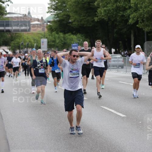 29.06.2025 - hella hamburg halbmarathon Jannik Wohlers http://msf.ph/oto/8309768 29.06.2025 10:38:25 Lombardsbrücke 56, 1232, 1390, 1451, 2524, 2534, 2693, 3307, 3323, 3726, 3927, 4028, 4257, 4259, 4260, 4316, 4320, 4964, 5913, 6695, 6696, 6875, 7263, 7849, 8367, 8583, 8747, 8783, 9455, 9708, 10554, 10604, 11059, 11635, 11697, 12028, 12072, 12075, 12722, 14557, 14558, 15755, 16181, 16346, 16388, 17333, 18050, 18504 meine-sportfotos.de