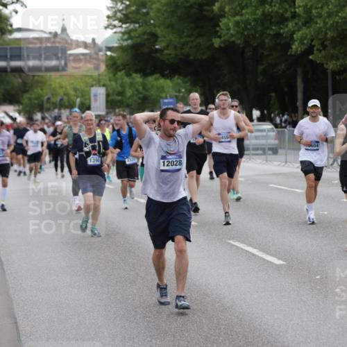 29.06.2025 - hella hamburg halbmarathon Jannik Wohlers http://msf.ph/oto/8309806 29.06.2025 10:38:25 Lombardsbrücke 56, 1232, 1390, 1451, 2524, 2534, 2693, 3307, 3323, 3726, 3927, 4028, 4257, 4259, 4260, 4316, 4320, 4964, 5913, 6695, 6696, 6875, 7263, 7849, 8367, 8583, 8747, 8783, 9455, 9708, 10554, 10604, 11059, 11635, 11697, 12028, 12072, 12075, 12722, 14557, 14558, 15755, 16181, 16346, 16388, 17333, 18050, 18504 meine-sportfotos.de