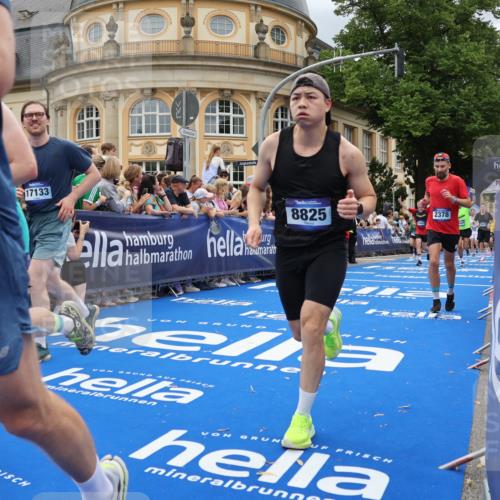 29.06.2025 - hella hamburg halbmarathon Strokosch-Dieckow http://msf.ph/oto/8309824 29.06.2025 10:56:48 Ziel 1955, 2282, 2378, 2741, 2759, 3836, 5418, 6835, 7716, 8825, 8996, 13816, 14369, 14461, 15097, 15134, 15431, 15712, 16008, 16009, 16043, 16121, 16620, 16679, 17133, 18634 meine-sportfotos.de