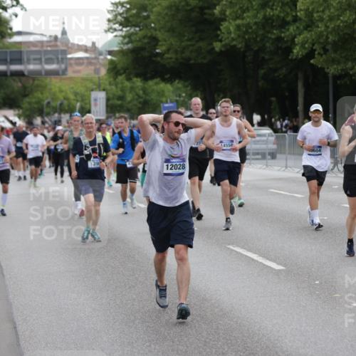 29.06.2025 - hella hamburg halbmarathon Jannik Wohlers http://msf.ph/oto/8309849 29.06.2025 10:38:25 Lombardsbrücke 56, 1232, 1390, 1451, 2524, 2534, 2693, 3307, 3323, 3726, 3927, 4028, 4257, 4259, 4260, 4316, 4320, 4964, 5913, 6695, 6696, 6875, 7263, 7849, 8367, 8583, 8747, 8783, 9455, 9708, 10554, 10604, 11059, 11635, 11697, 12028, 12072, 12075, 12722, 14557, 14558, 15755, 16181, 16346, 16388, 17333, 18050, 18504 meine-sportfotos.de