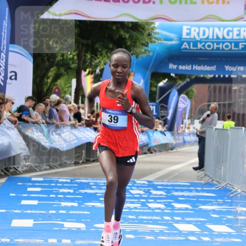 29.06.2025 - hella hamburg halbmarathon Strokosch-Dieckow http://msf.ph/oto/8309872 29.06.2025 10:12:21 Ziel 39, 47 meine-sportfotos.de